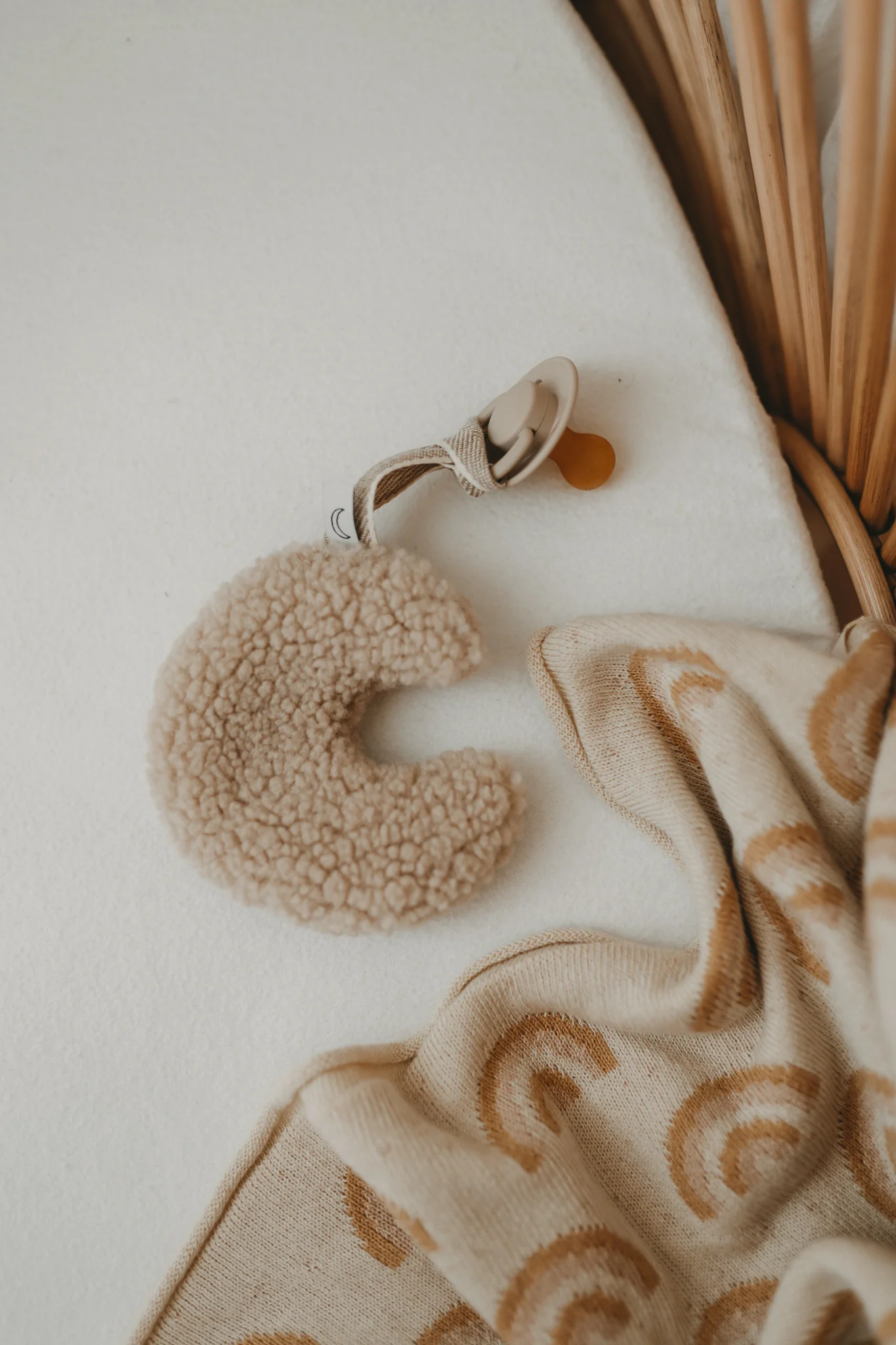TEDDY PACIFIER CLIP MOON BEIGE - Image 3