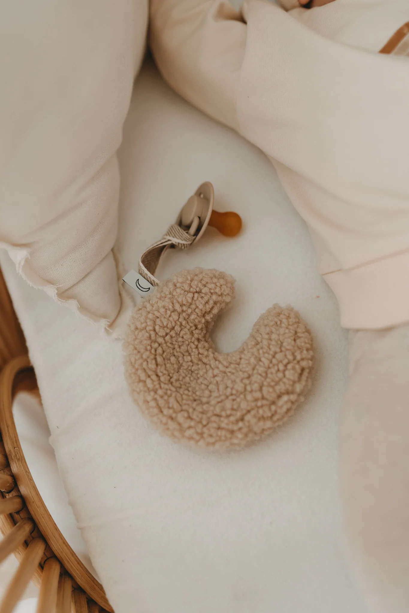 TEDDY PACIFIER CLIP MOON BEIGE - Image 4